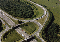 847439 Luchtfoto van het verkeersplein Hooggelegen in de A2 bij De Meern, met boven de C.H. Letschertweg (onderdeel van ...